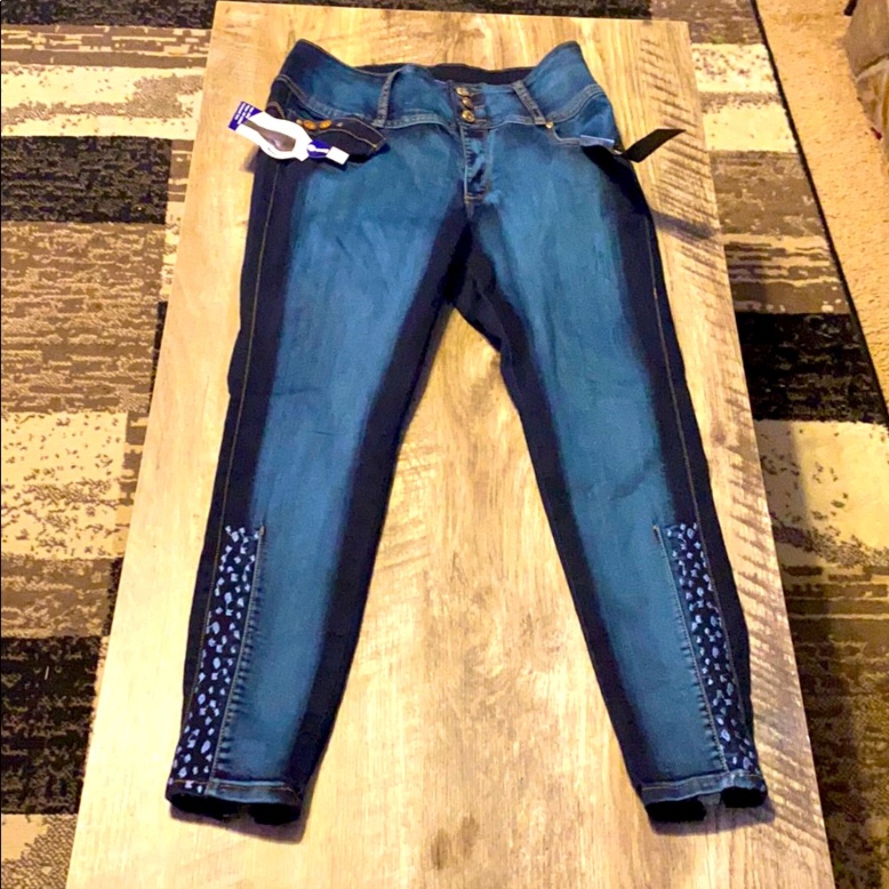 Highly detailed contouring jeans